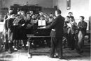 Saint Girons - Ecole du champ de mars - 1930 - Paul Saint-Alary, directeur, au guide-chant.jpg